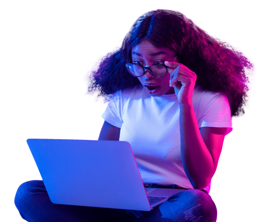 Colaboradora de Mainatek usando su laptop