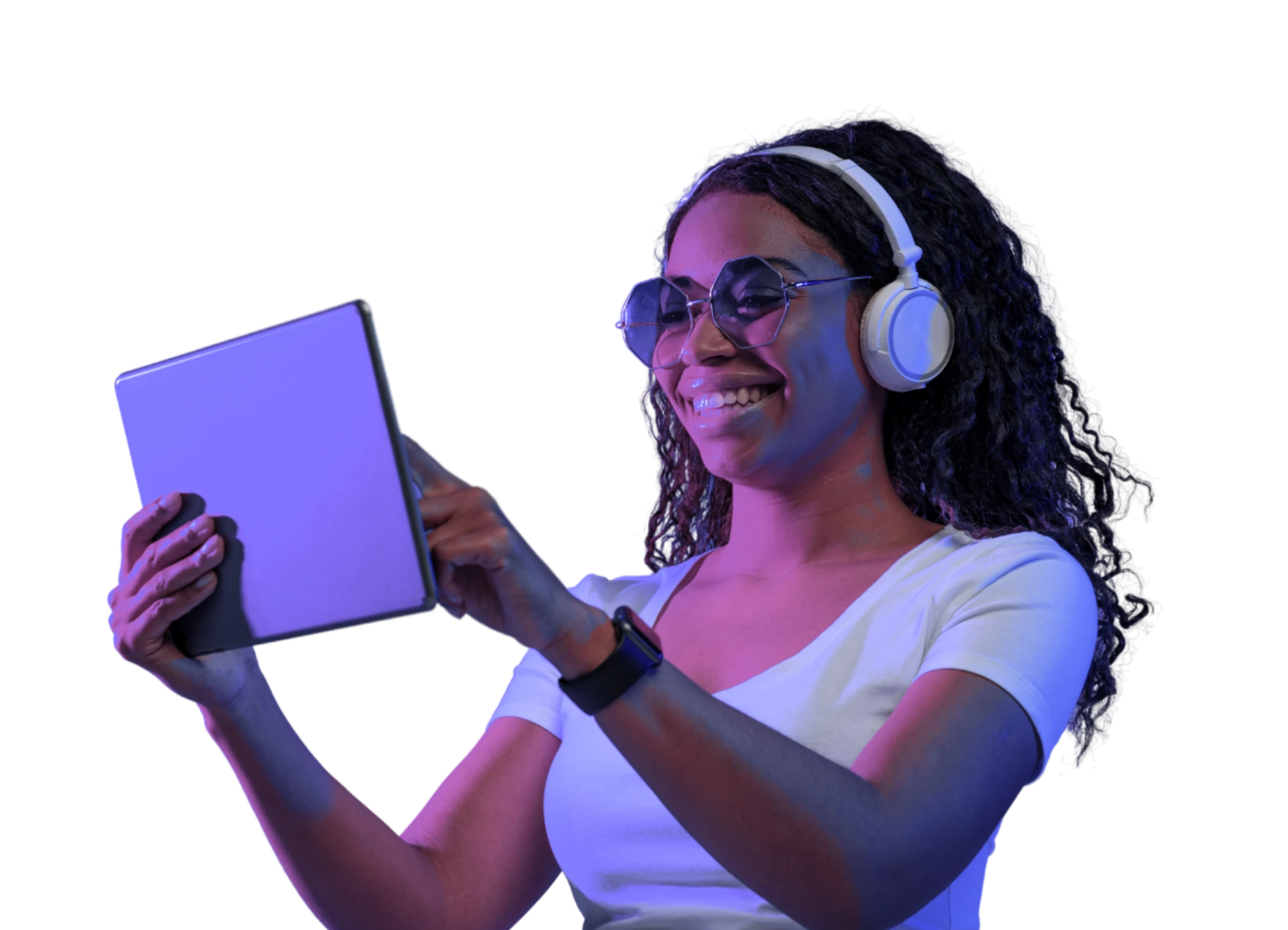 Colaboradora con audífonos usando una tablet